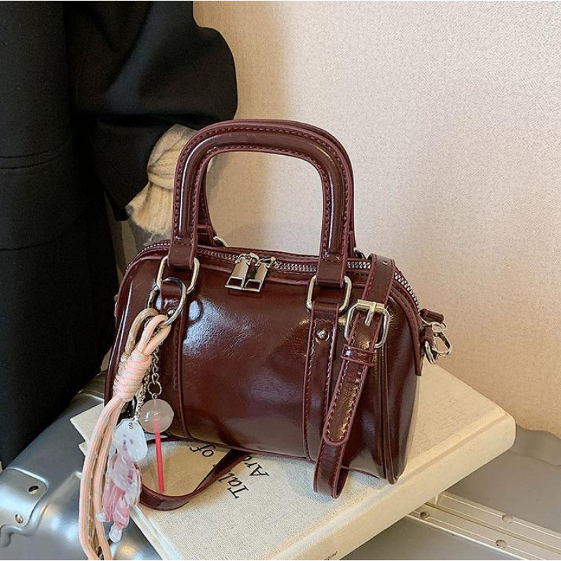Niche Design Glossy Handbag Small Square Bag for Women 2025 New Retro Versatile Boston Bag High-End Shoulder Bag Niche Design Glossy Handbag Small Square Bag for Women 2025 New Retro Versatile Boston Bag High-End Shoulder Bag