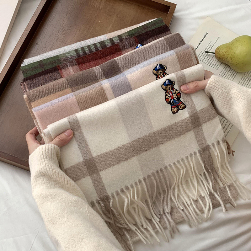 Bufandas de invierno femeninas de alto nivel sensación de nuevo oso bordado cuadrilátero universal calentamiento bufandas parejas bufandas al por mayor