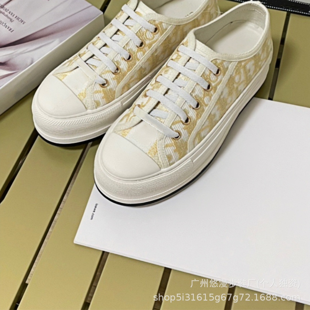 Zapatillas de lona retro con bordado de la marca D, novedad 2026, zapatillas casuales de moda, versátiles, para parejas, con suela gruesa, blancas.