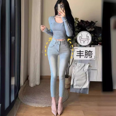 豊股パッドを持っています。腰を絞めて豊かな股の明るい色の韓系は身を修めて尻の小さい足のズボンの弾力性の柔らかい9分のジーパンの潮を持ちます。