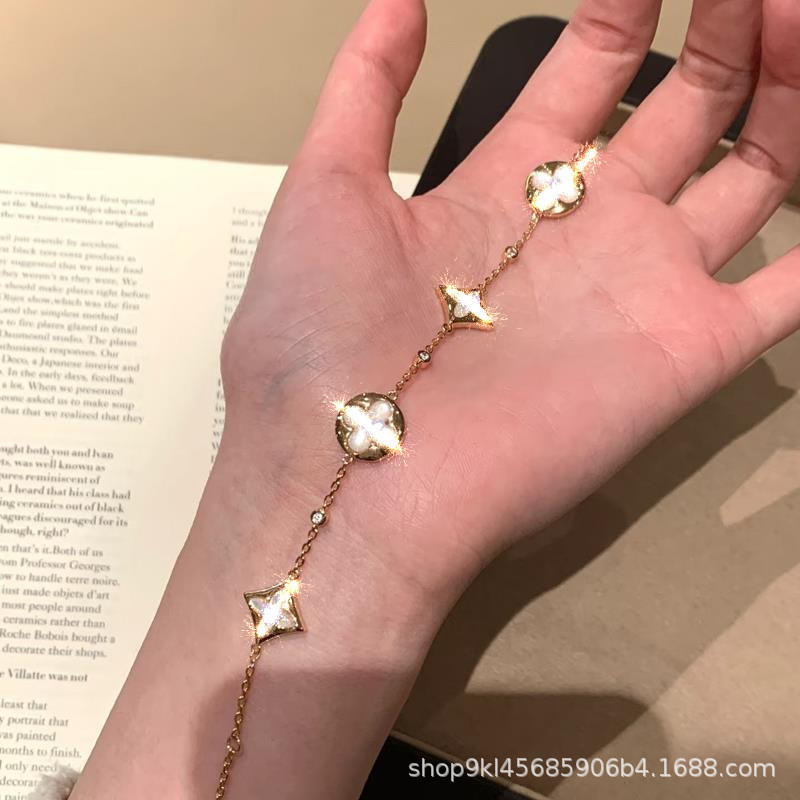 爆款薄荷曼波四叶草贝母字母手链高版本不掉色轻奢气质跨境可代发|undefined