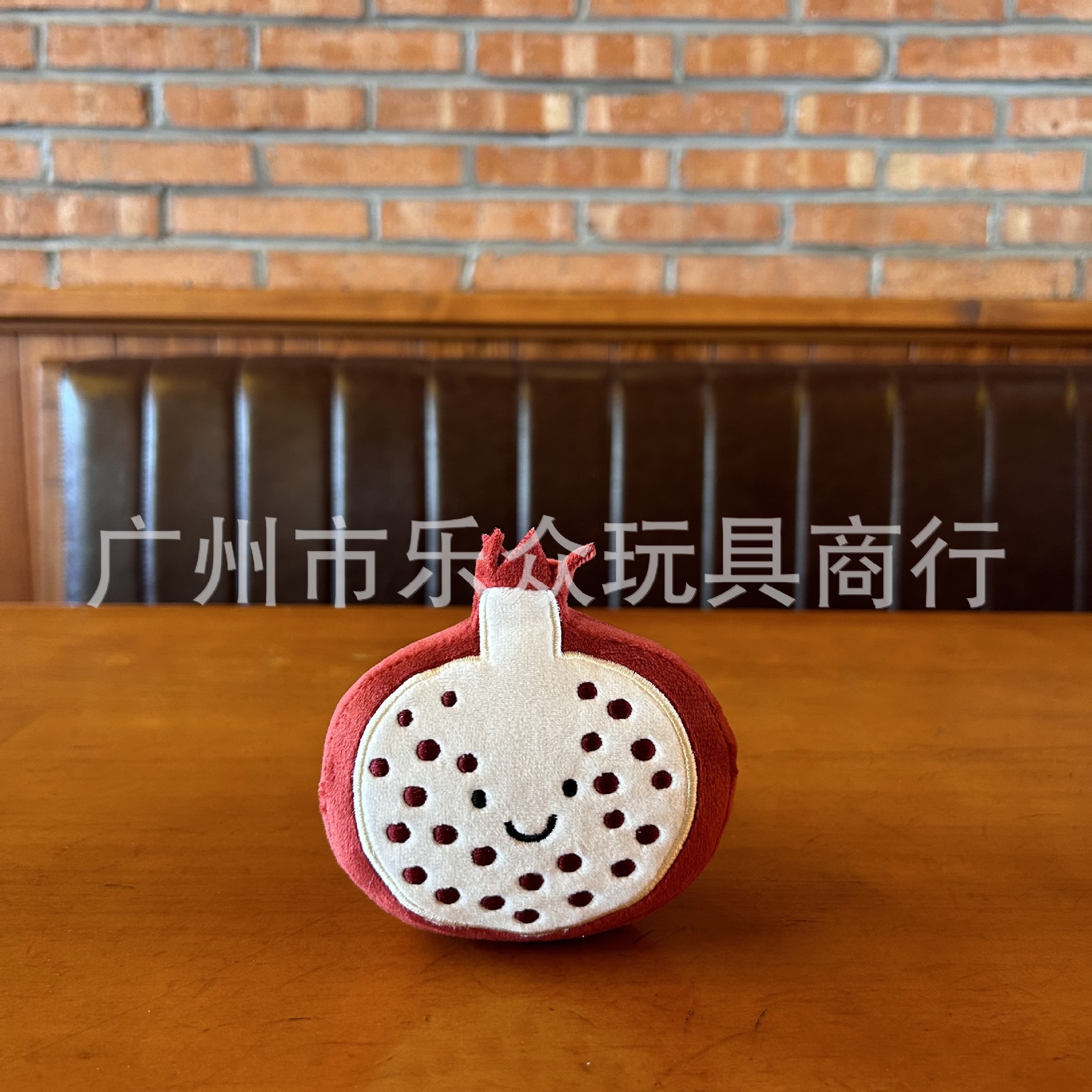 现货英国趣味蔬菜水果桃子水蜜桃石榴毛绒公仔包挂件电玩城抓娃机