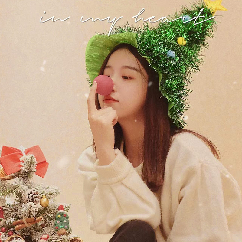 クリスマスツリーの帽子insパーティーは写真を撮って眼鏡を飾っています。子供の大人は祝日のプレゼントを飾っています。|undefined
