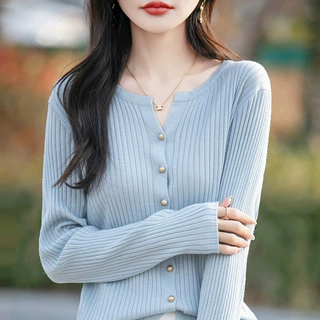 精纺圆领坑条羊毛衫女金豆扣毛衣外套冬季新款宽松针织开衫小香风