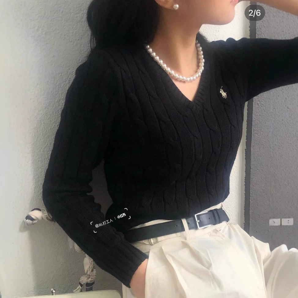 Классический ретро лошадь? нет - оригинальное: "Classic retro pony, woolen knitted sweater, V-neckline, with embroidery" перевод: Классический ретро-пони? better:
