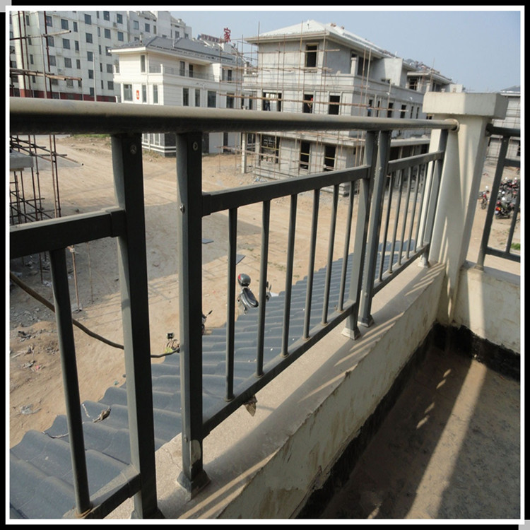 厂家批发别墅黑色阳台护栏 热镀锌阳台楼梯扶手围栏 大方简约款式