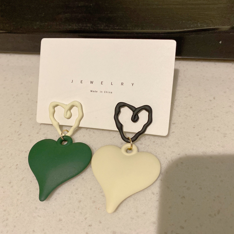 Korean Heart Hit Color Earrings Fashion Personality Creative Candy Color Resin Earrings display picture 5