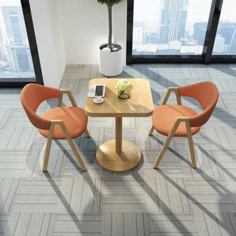 두꺼운 기둥이 있는 원목 사각 테이블 - 주황색 천