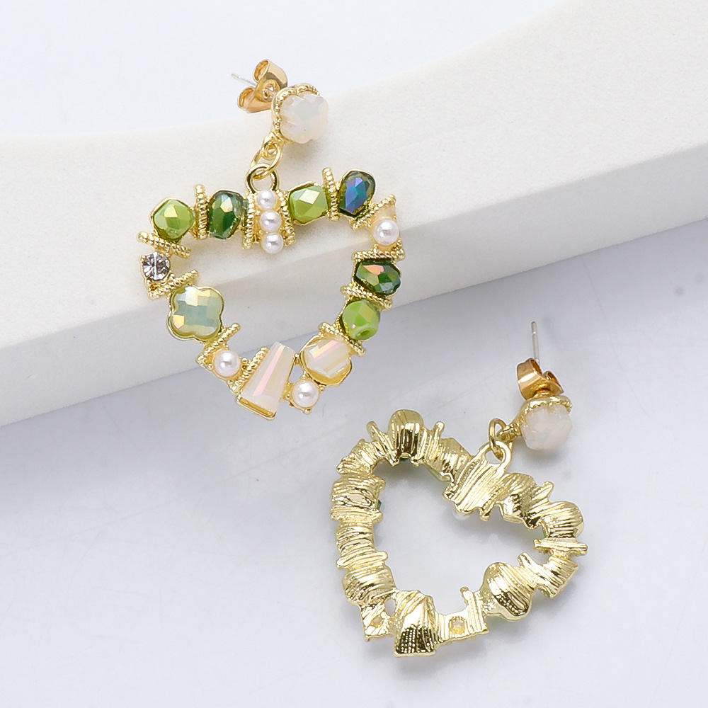 Boucles D&#39;oreilles Pleines De Diamants En Forme De Coeur De Couleur De Mode display picture 4