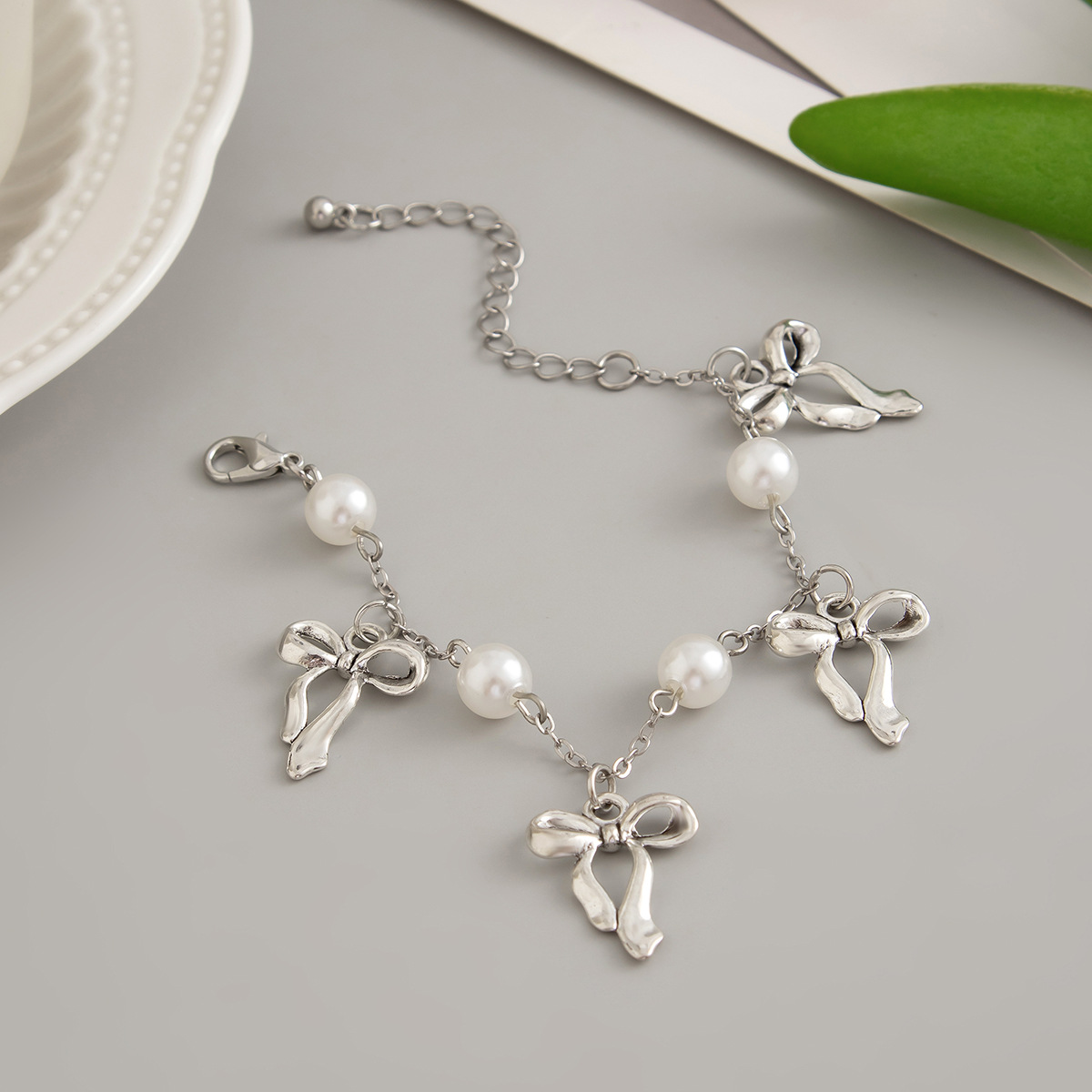 Charm Armband Mit Goldenem Schmetterling Und Perlen Im Rustikal_voghion.com