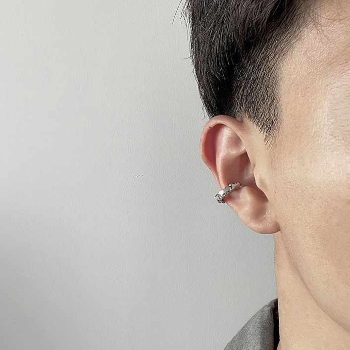 Moski uhan minimalisticen brez piercinga moden stil_voghion.com