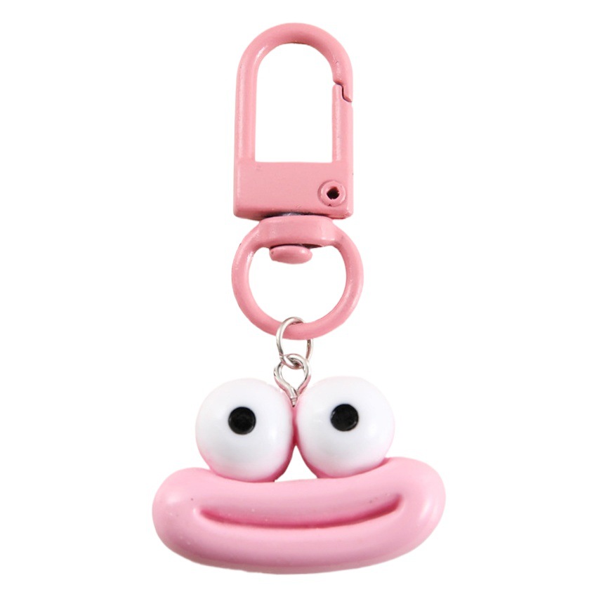 かわいいアニメの大きな口のキーホルダーは学生のカバンを飾っています。