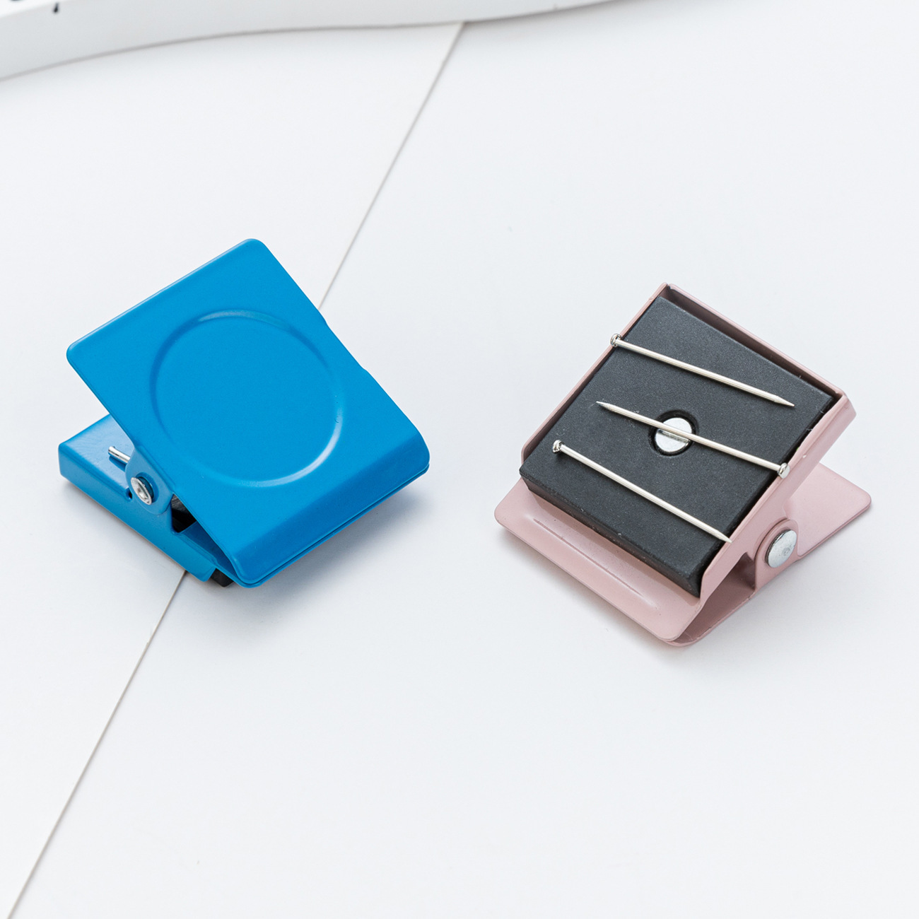 Nuevo clip de absorción magnética transfronteriza refrigerador pegado clip de imán clip de notas de color macarón sistema de metal refrigerador clip de mensajes de cocina