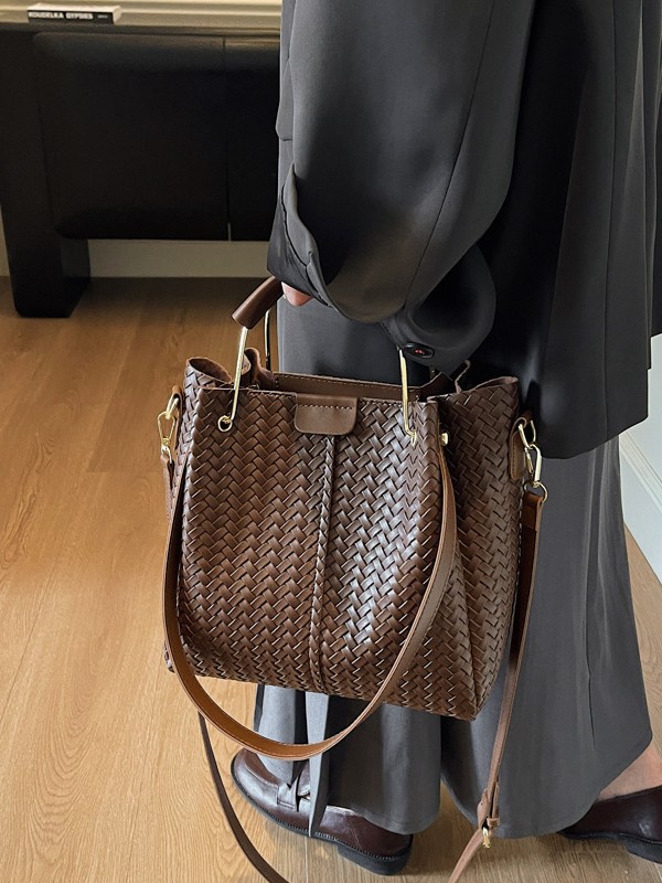 Bolso para mujeres 2025 nuevo retro transfronterizo viaje al trabajo bolso de cubo de alta sensación de tejido universal mochila de hombro