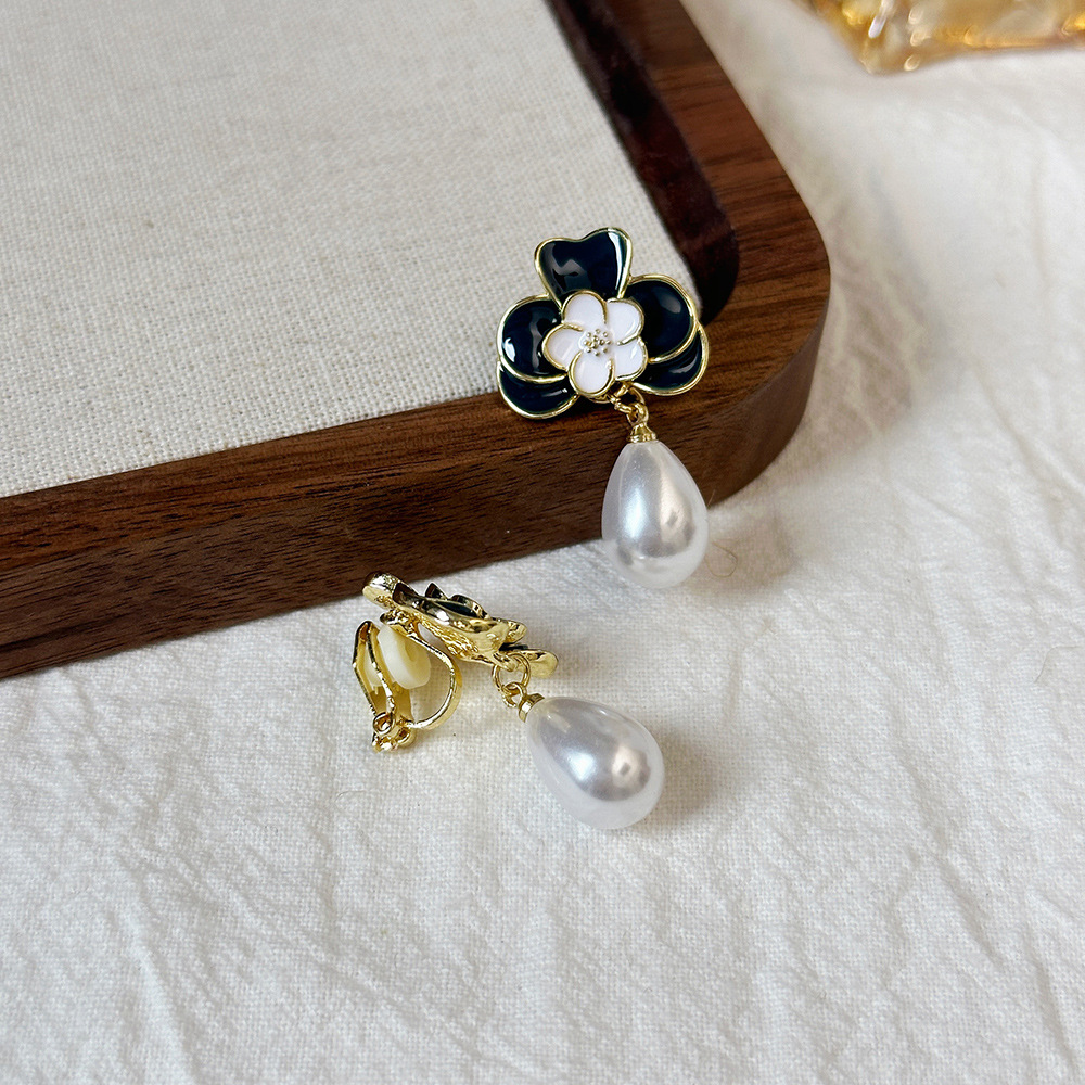 Versión coreana del clip para la oreja sin orejas de la celebridad de Internet clip para la oreja triangular con incrustaciones de diamantes de alta calidad Pendientes de Yiwu de temperamento simple femenino al por mayor