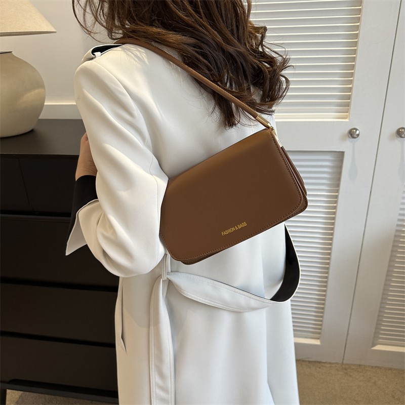 Texture simple et à la mode petit sac carré 2024 nouveau sac à bandoulière polyvalent de banlieue version coréenne sac à aisselles design de niche à la mode_voghion.com