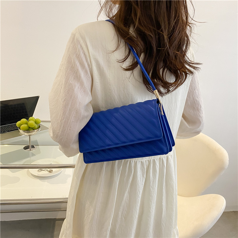 Bolsas de mujer de color sólido retro 2022, bolsas de hombro de estilo moderno, bolsas de ocio simples.