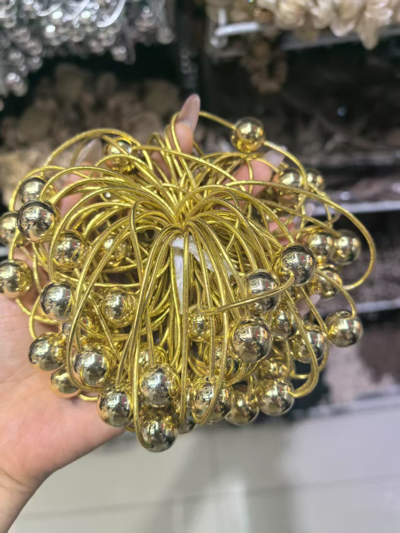 Simple de alto nivel sensación de cuerda de cabeza de bola plateada para mujeres 2025 nuevo anillo de cabello ins red rojo con cuerda de cabello de goma cola de caballo