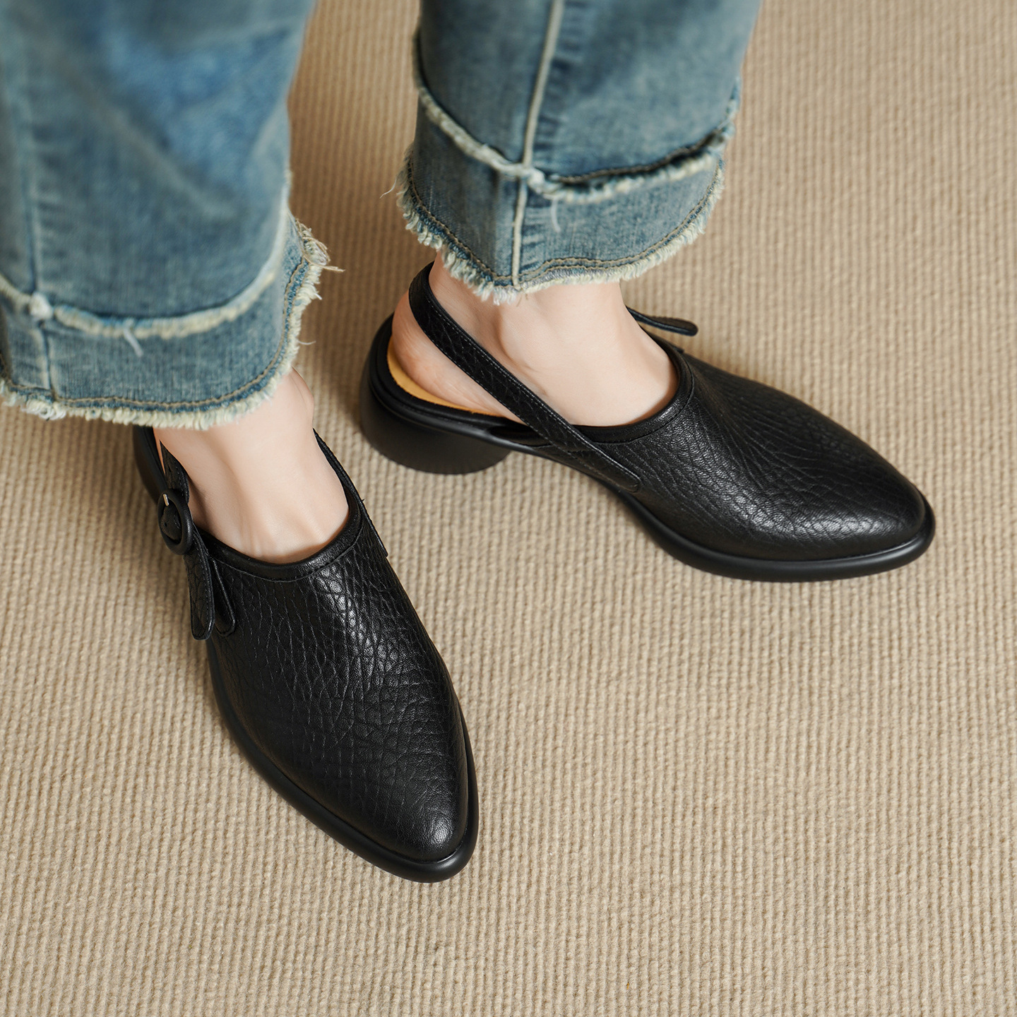 Sandal nữ da dê mũi tròn gót vuông cao 7 cm quai ngang khóa một chữ — đen