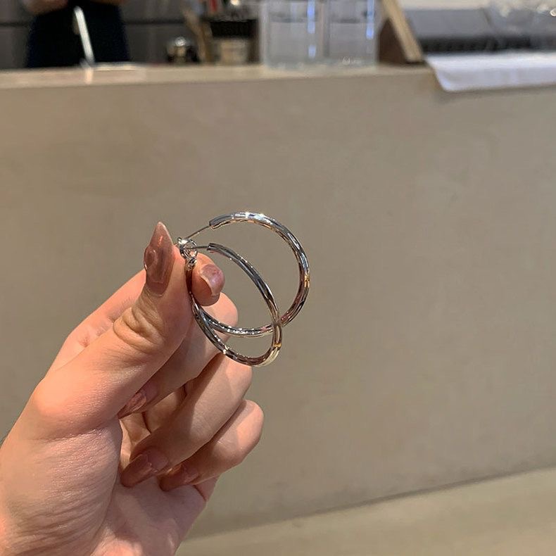 Pendientes de alta gama de lujo ligero transfronterizo de aguja de plata de galvanoplastia de oro real, pendientes de personalidad de nicho, pendientes de alta gama de moda al por mayor