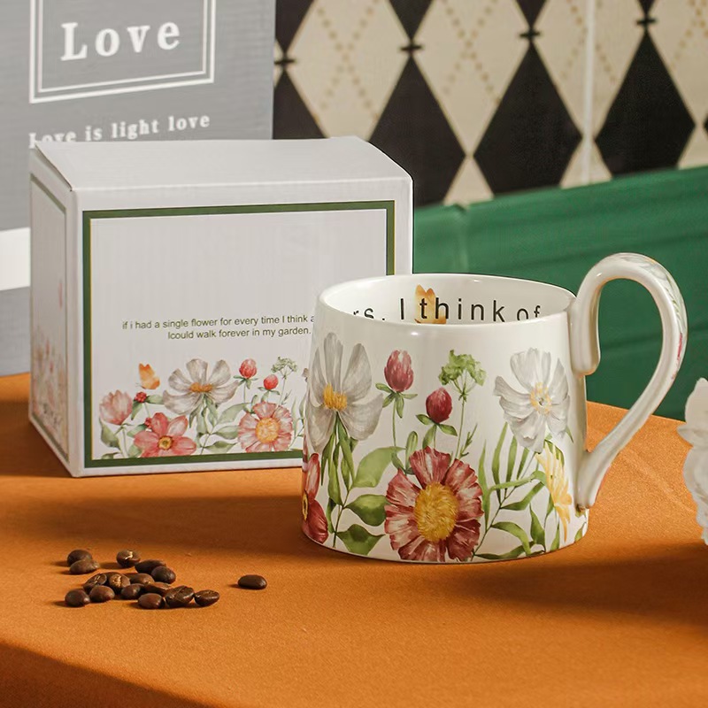 Flores de dibujos animados pintadas a mano Taza de gran capacidad Taza de cerámica Taza de café de alto valor Taza de agua Taza de desayuno con mano