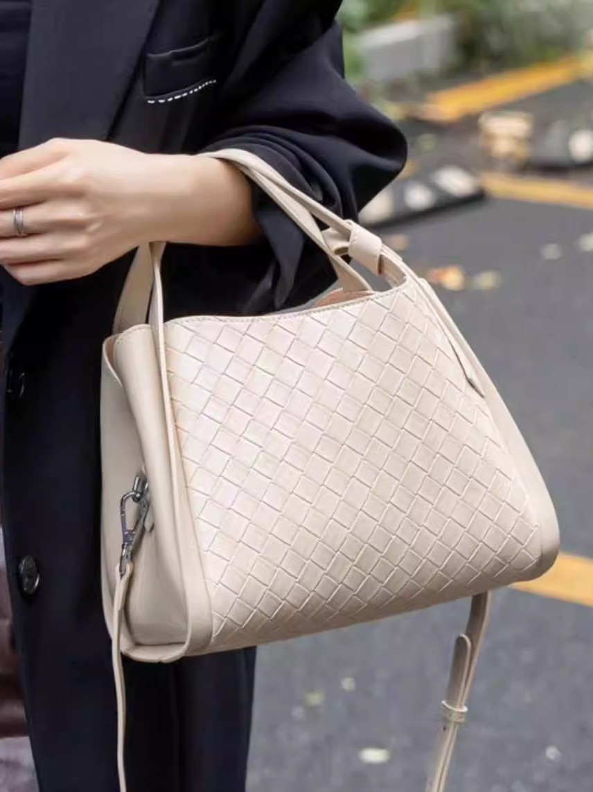 Alta sensación de moda de cuero suave bajo la axila bolso tote para mujeres 2025 verano nuevo gran capacidad versátil bolso de hombro