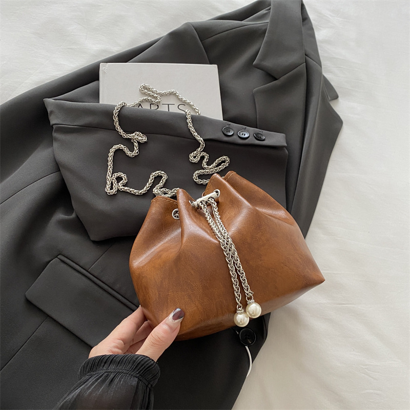 Bolso de balde popular de este año para mujeres 2024, nuevo bolso de cadena de diamante de moda, bolso de alta calidad, textura versátil, mochila pequeña.