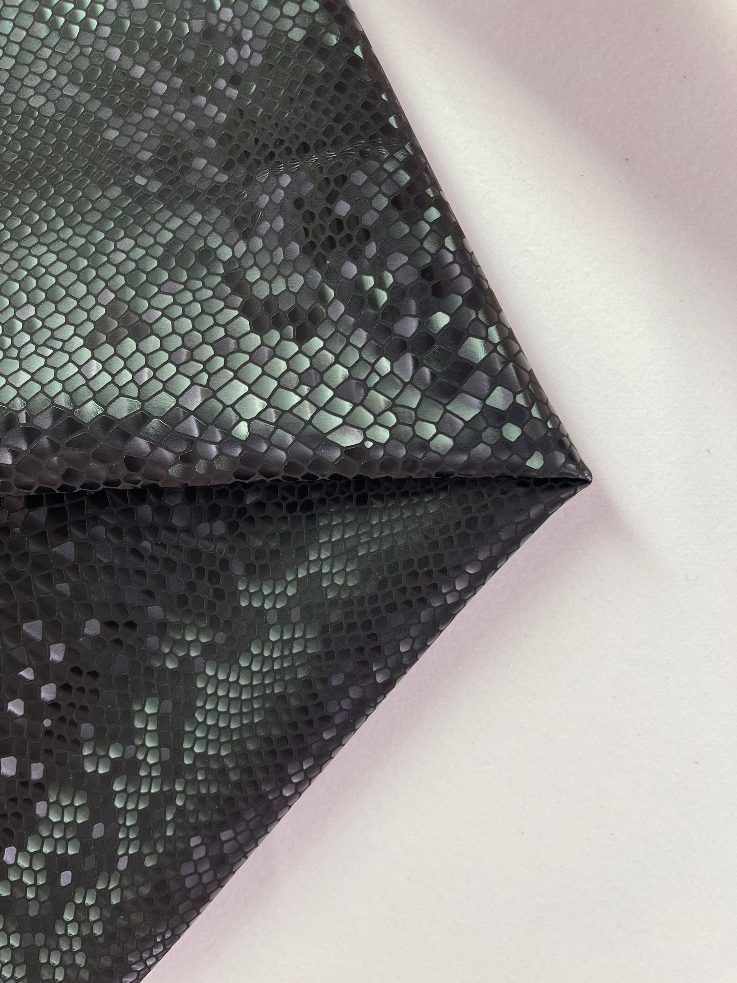 Fabricante spot PU equipaje de cuero artificial material de cuero brillante patrón de serpiente de alto brillo patrón de escamas de dragón bolso de cuero embalaje de la carcasa del teléfono móvil