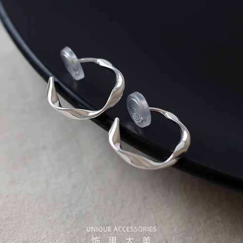 Minimalist, cool, twisted mosquito coil plate earrings, retro elegance, cold breeze, high-end Instagram style, no piercing earrings, winter.