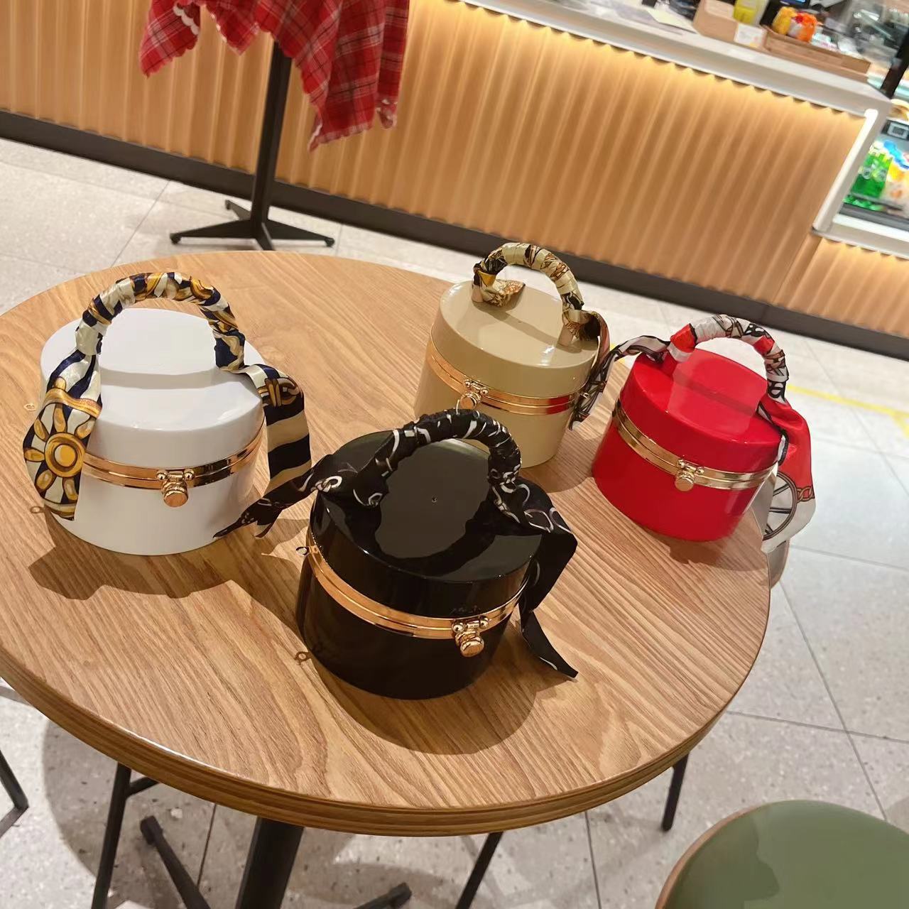The 2025 new style women's bag is a trendy and fashionable candy-colored acrylic bag, a hand-held silk scarf, a lockable dinner bag, and a box bag Specification drawing