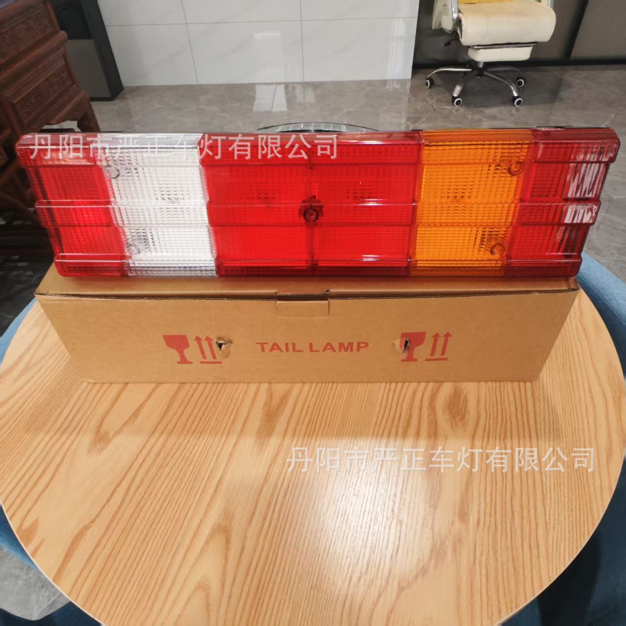 Factory Direct Supply Suitable for Oukka Mercedes-Benz Truck Rear Tail Light Mp2 Rear Tail Light 0015406370 00154062