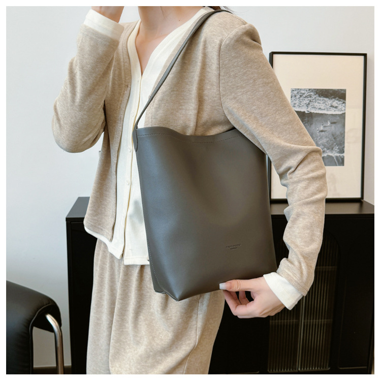 Solid color Tote bag 2024 new style, high-end, large-capacity single-shoulder versatile, niche women's bag, casual and simple bucket bag undefined