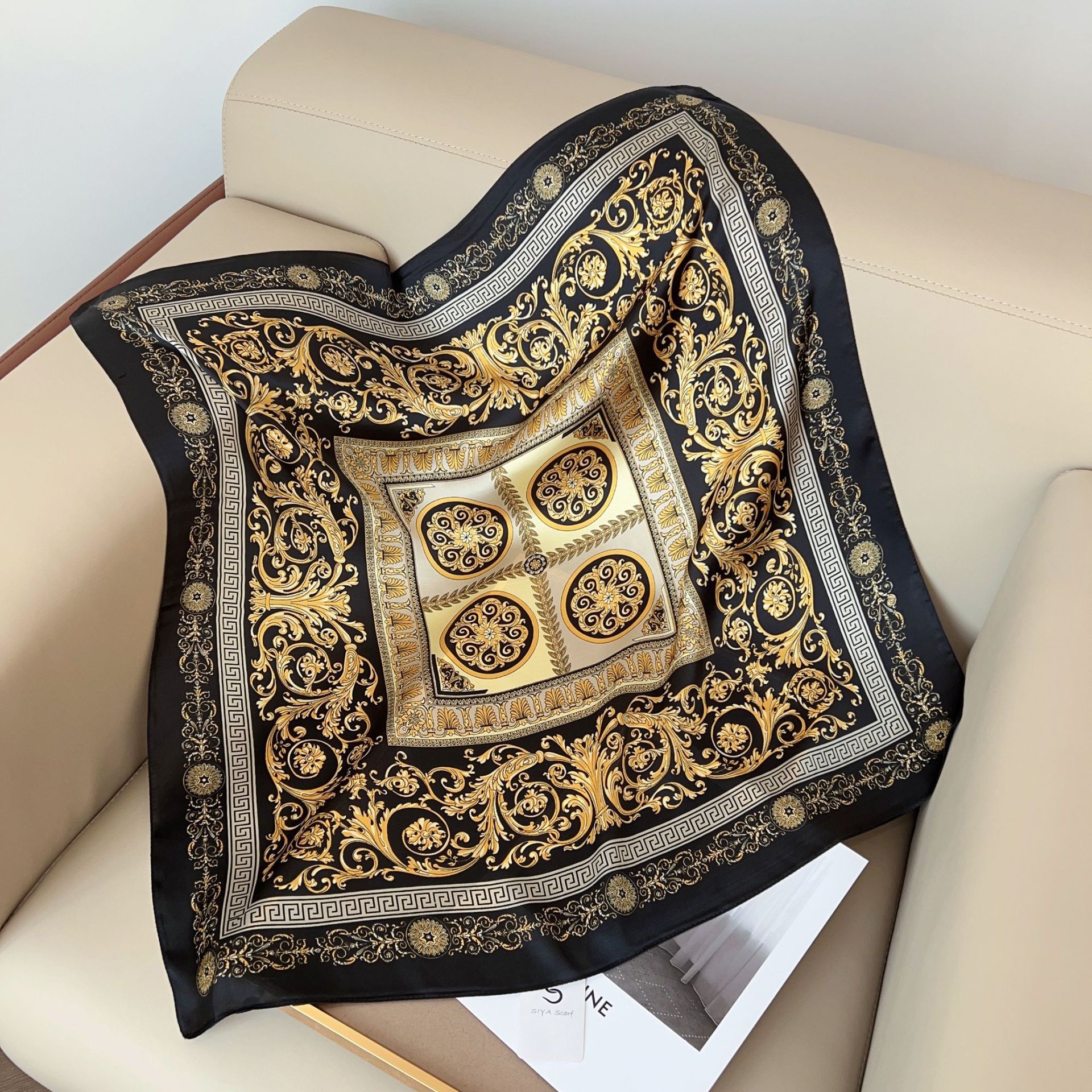 Estilo británico bufanda de oro negro para las mujeres primavera y verano nueva flor de anacardo pequeña bufanda cuadrada moda retro seda artificial bufanda decorativa