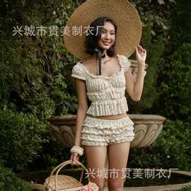 新款度假风少女减龄碎花泡泡袖独方领一字肩修身泡泡短裤分体泳衣