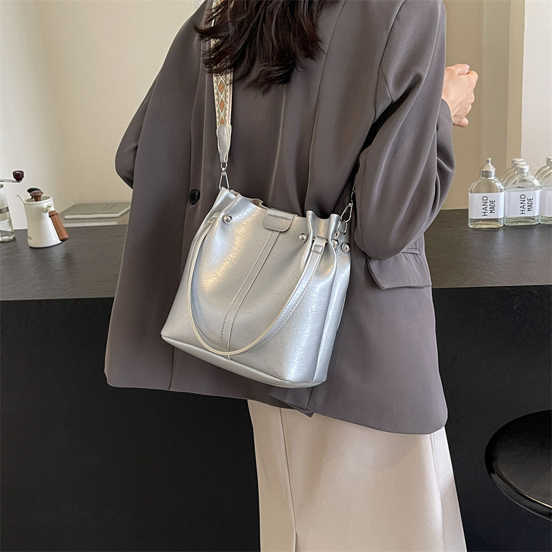 Bolso de moda coreano para mujeres 2024 verano nuevo bolso de hombro casual versátil nicho bolso de cubo de moda