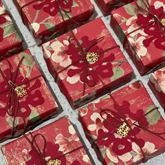 赤い本の同種の花の美しい国風の喜糖の箱のお土産の小さい大衆の高級な結婚式の喜糖の袋のテーブルの砂糖の空の箱