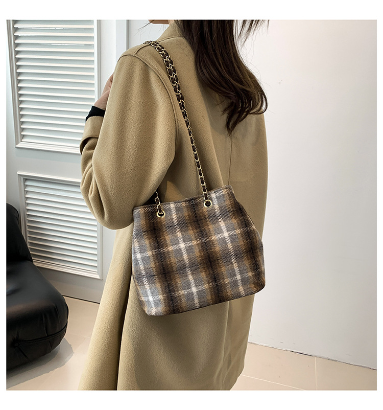 Retro and fashionable woolen texture bucket bag, large capacity commuting bag, chain check pattern casual single-shoulder crossbody women's bag undefined