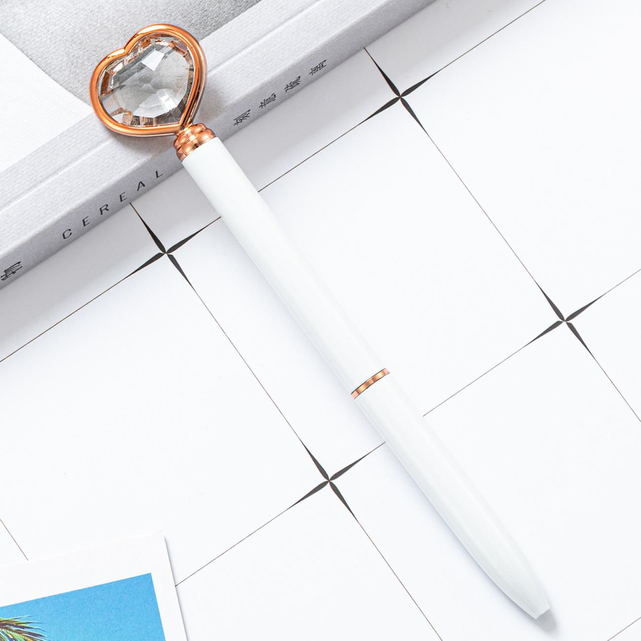 Bolígrafo de diamante en forma de corazón de alto valor visual para estudiantes bolígrafo de metal creativo regalo publicitario logotipo de bolígrafo de amor de cristal