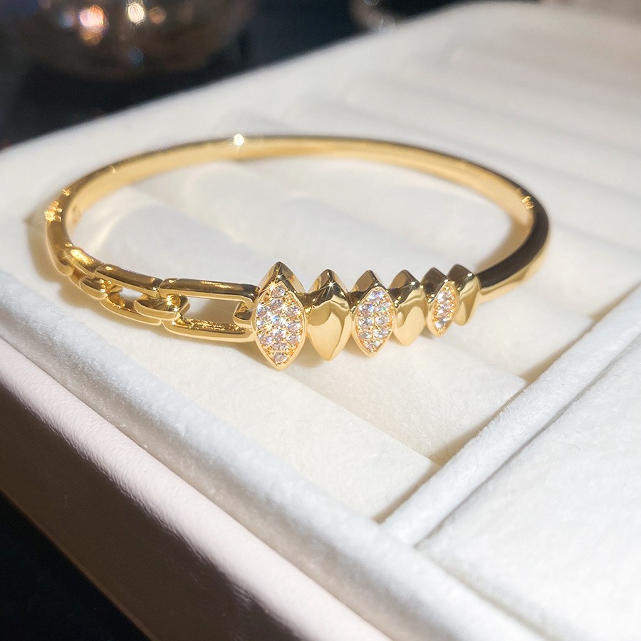Pulsera Abierta con Letras Incrustadas de Diamantes y Baño de Oro Real, Pulsera Versátil de Nicho, Nuevo Modelo 2026, Joyería de Lujo Ligero de Alta Gama para Mujer
