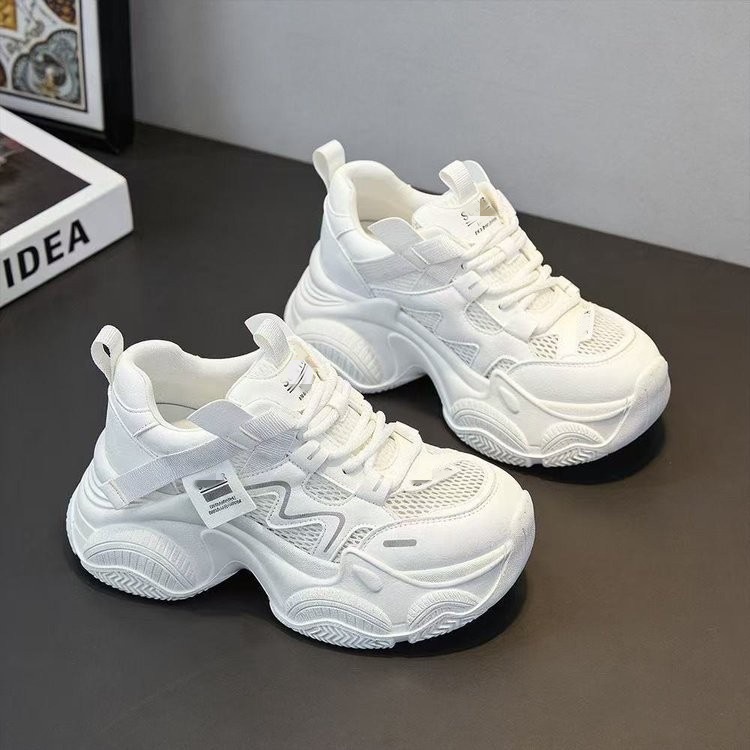 Zapatos de verano 2026 nuevos dulces versátiles de malla transpirable muffin con suela gruesa zapatillas casuales