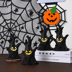 新型の越境ハロウィンに光るカボチャのランプの鬼の木の杭を配置して鬼顔の電子のろうそくの鬼節の装飾を飾ります。