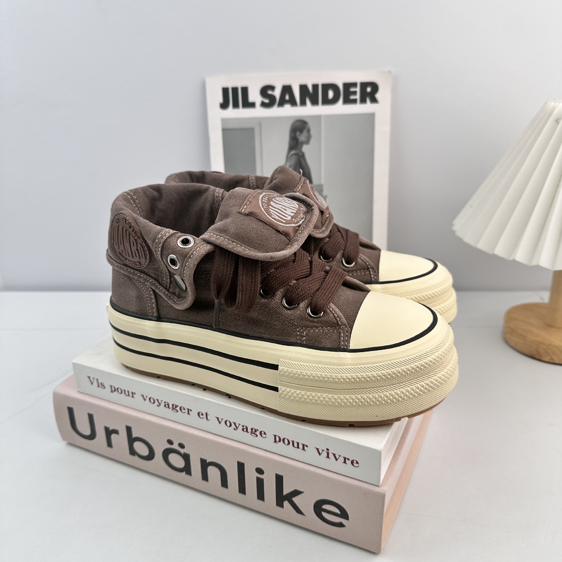 Zapatos de lona de alto impacto de fondo grueso de ondas distantes para mujeres 2025 otoño estudiantes nuevos zapatos blancos generales coreanos zapatos de tablero de retrato