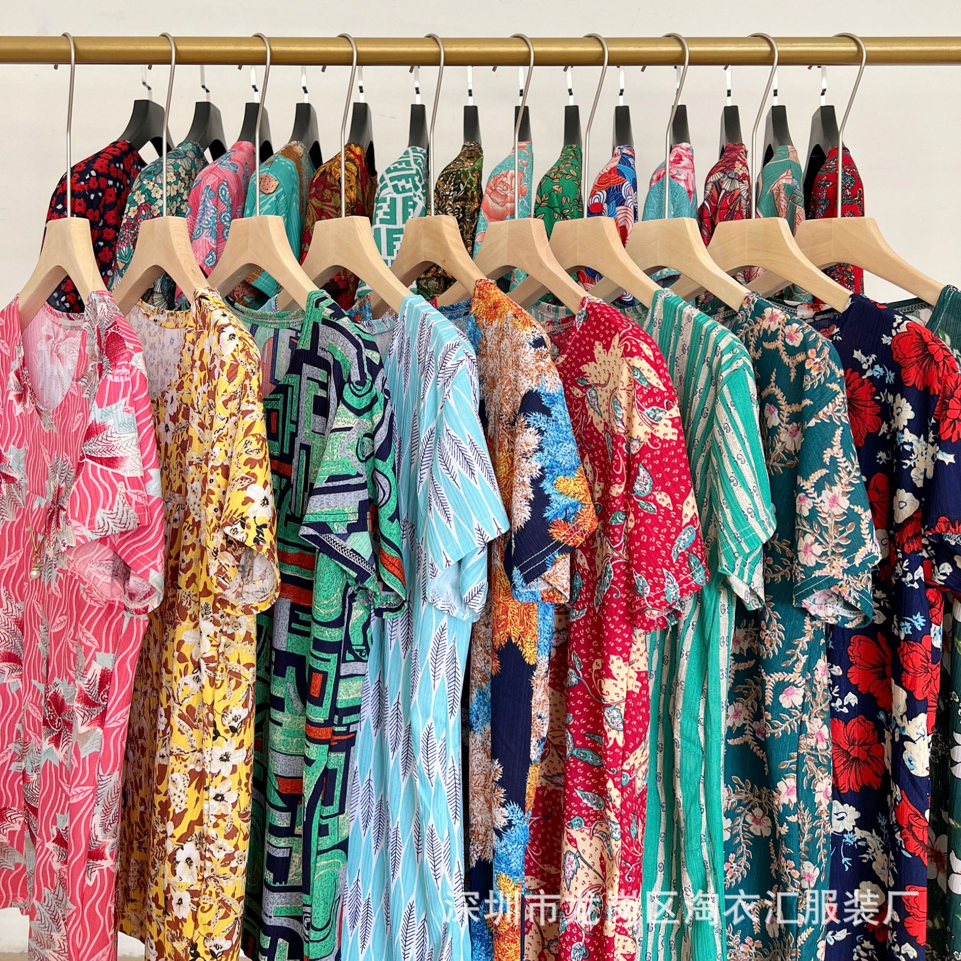 小本创业摆地摊做直播卖衣服 中老年大众都能穿的服装9.9包邮代发