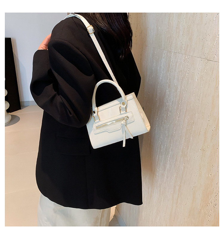 A retro, individualistic, casual single-shoulder crossbody bag for the autumn of 2024, featuring a fashionable, simple and elegant style, and a small square handbag for commuting undefined