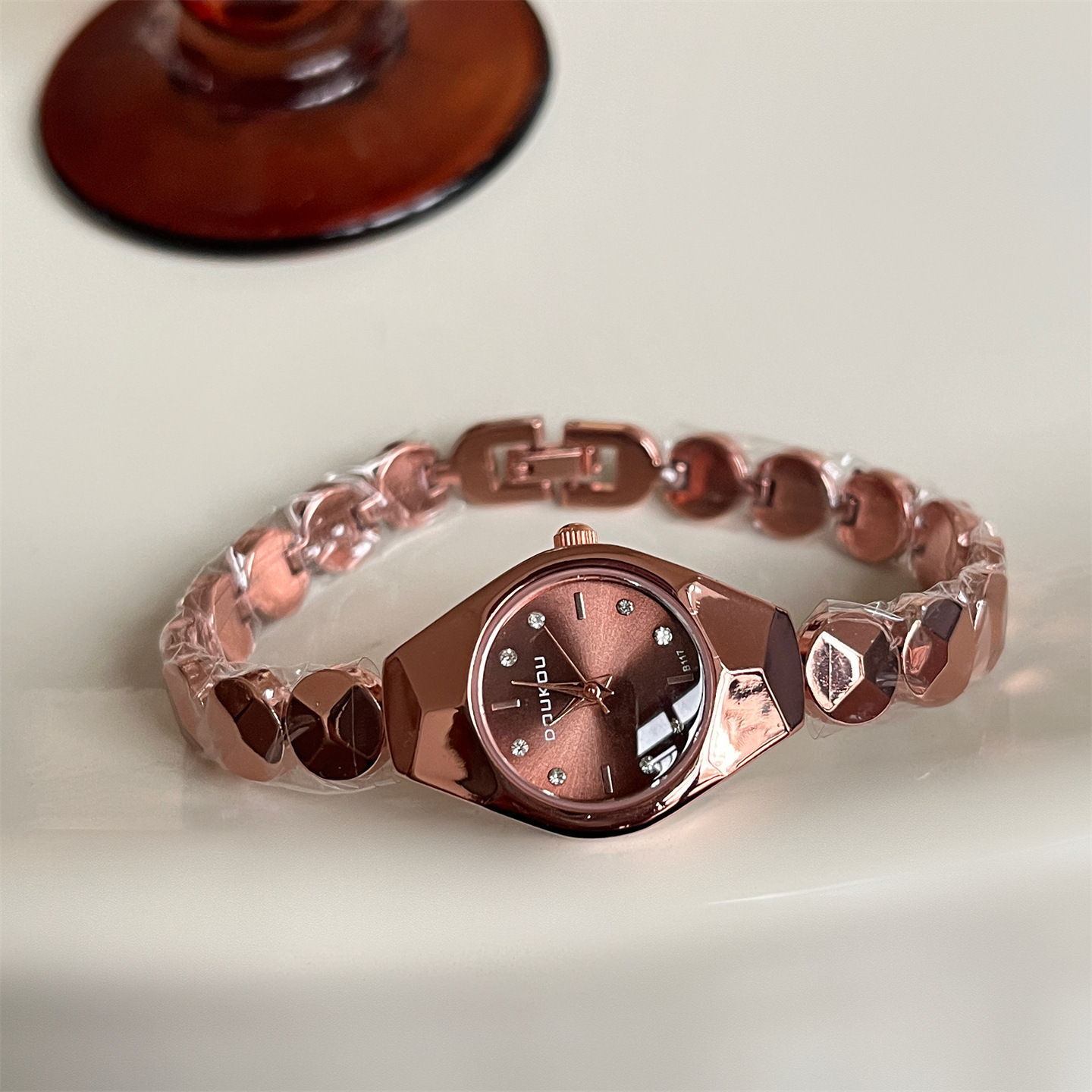 Manufacturer Wholesale Hot Selling Exquisite and Compact Elegant Women's Watch Simple Fashion Stylish Ins Style Quartz Watch for Women