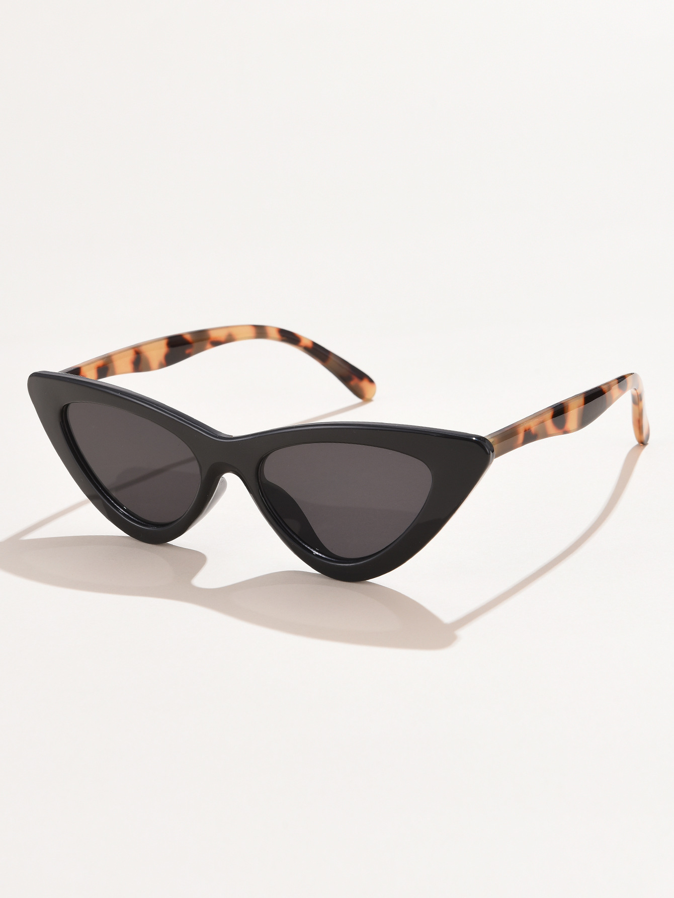 Neue Retro-dreieck-cat-eye-sonnenbrille Weiblich display picture 2