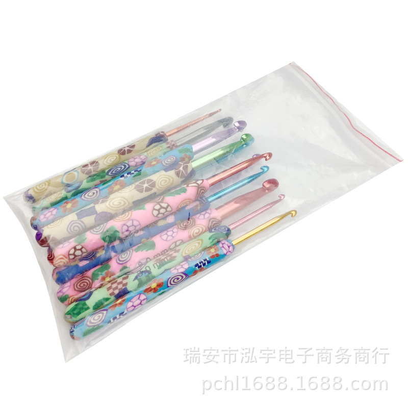 Herramientas de tejer de color de dibujos animados suave cerámica mango de ganchillo largo suave cerámica mango de aluminio crochet conjunto de 12 bolsas