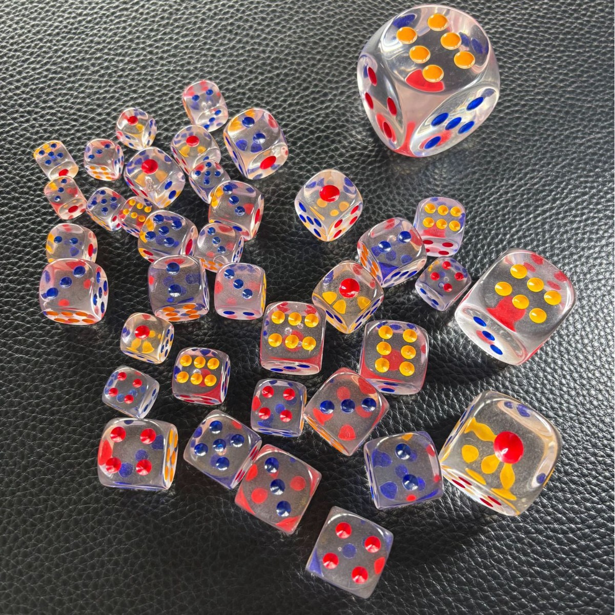 In-Stock Rounded Corner Transparent Colored Dot Dice 10mm 12mm 14mm 16mm 18mm 25mm Crystal Acrylic Dice