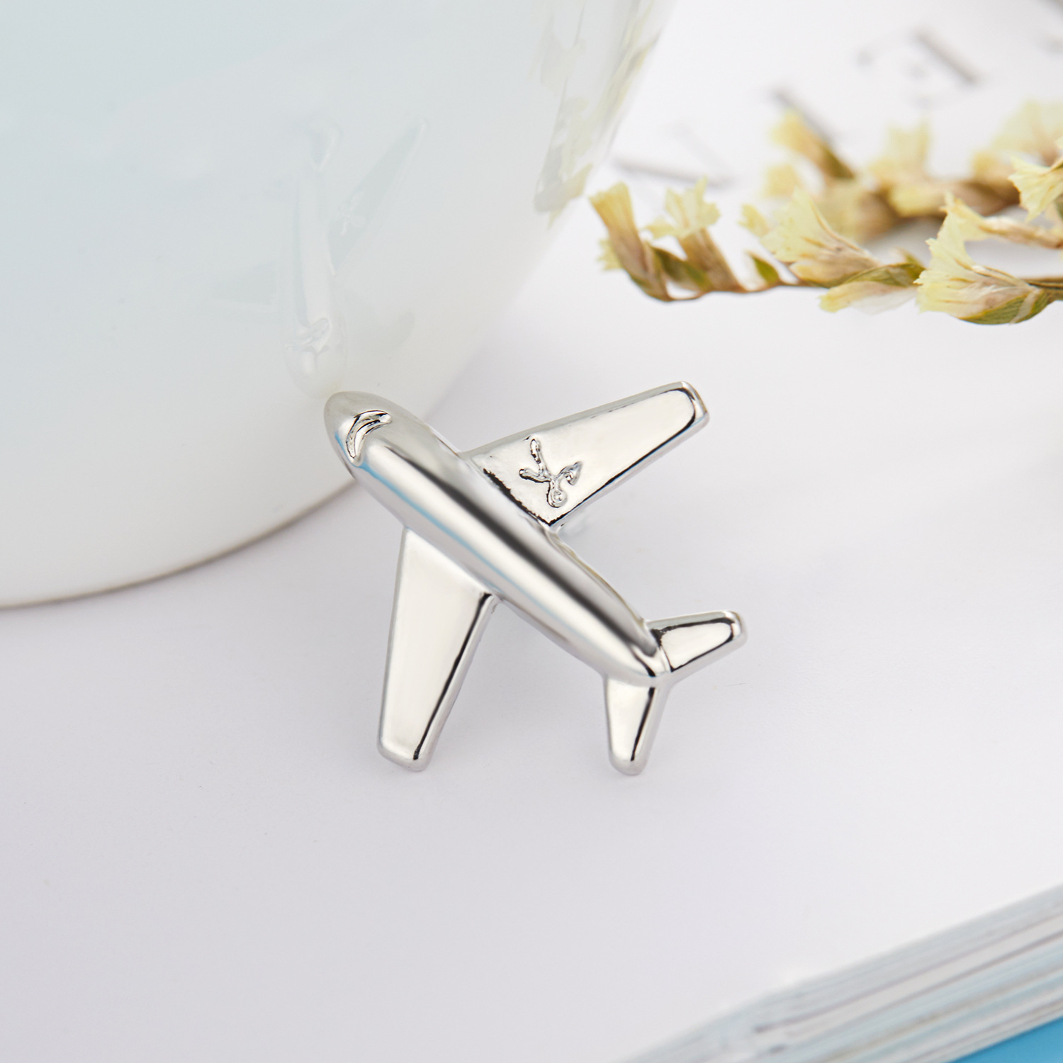 6g Weight Brooches Classification Holiday, Daily Occasion Alloy Material Badge, Airplane Pattern Unisex Gender Plating Design Simple Style Style Simple Style Pin Badge Airplane Alloy Plating Unisex Brooches 2