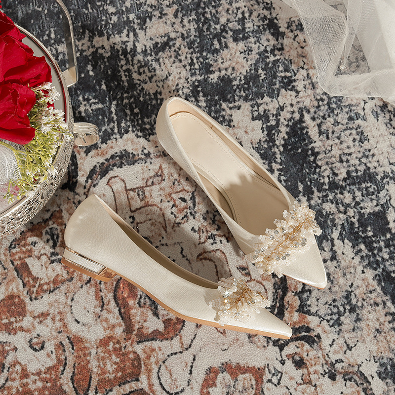Les chaussures de demoiselle d'honneur de Niche française peuvent être portées quotidiennement au printemps, chaussures plates en peau de mouton à talons épais et pointus en perles et cristaux_voghion.com